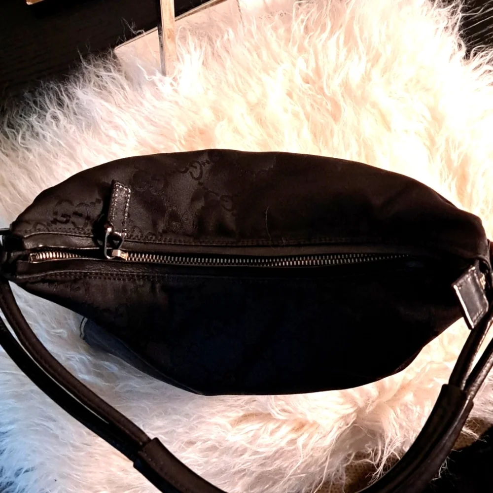 Gucci GG Canvas Shoulder Bag with COA EUC - Picture 13 of 17